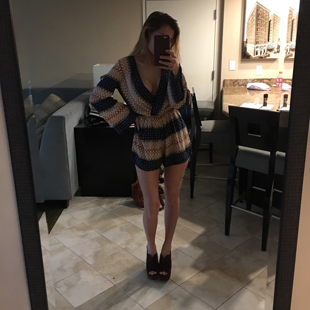 ILLA ILLA Printed Bell Sleeve Open Back Romper - Picture 2 of 7